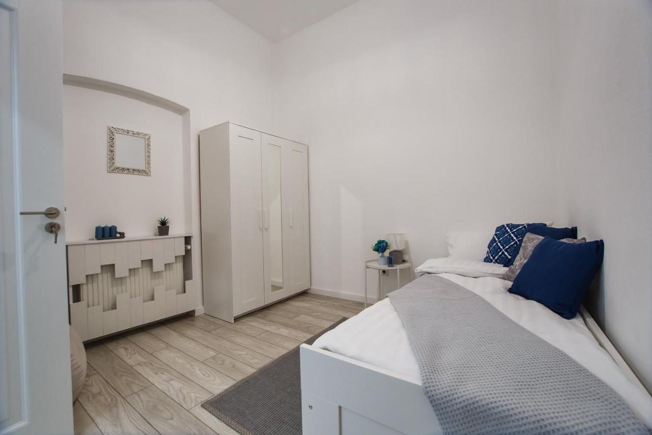 Stunning, Newly Renovated Central Apartment Oradea Exterior photo