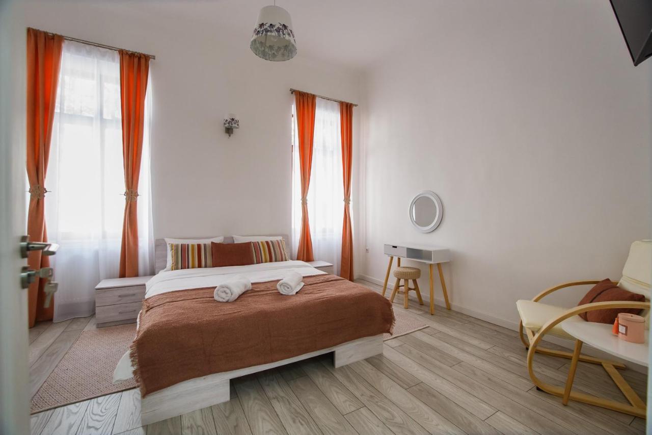 Stunning, Newly Renovated Central Apartment Oradea Exterior photo