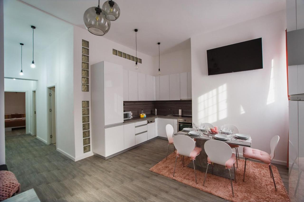 Stunning, Newly Renovated Central Apartment Oradea Exterior photo